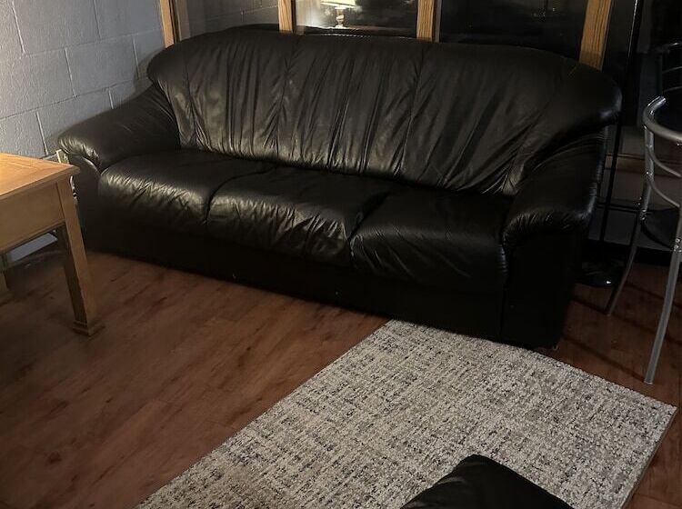 Hostel J E Hotel & Suites