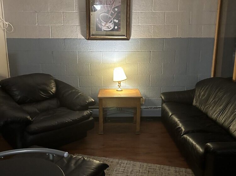 Hostel J E Hotel & Suites