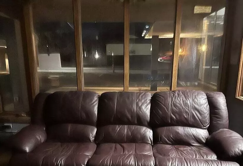 Retkeilymaja J E Hotel & Suites