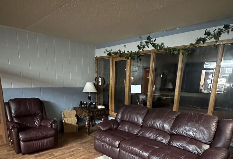 Hostel J E Hotel & Suites