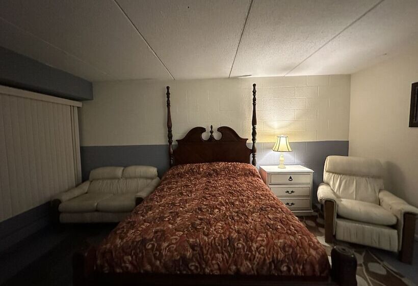 Hostel J E Hotel & Suites