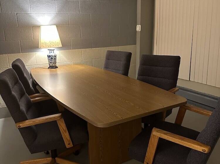 Hostel J E Hotel & Suites