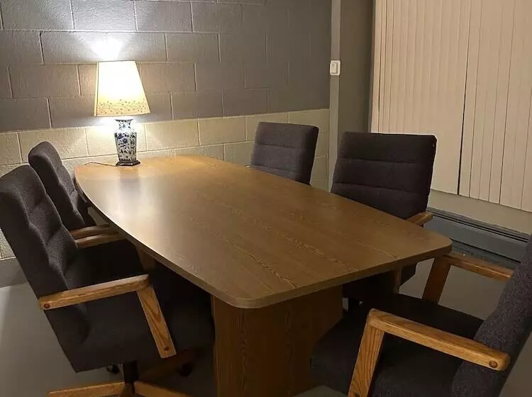 Retkeilymaja J E Hotel & Suites