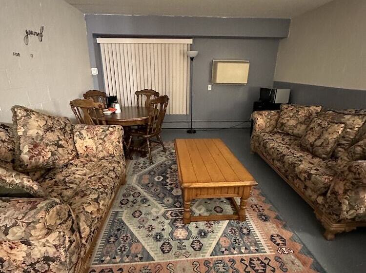 Hostel J E Hotel & Suites