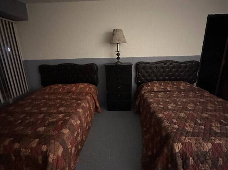 Hostel J E Hotel & Suites