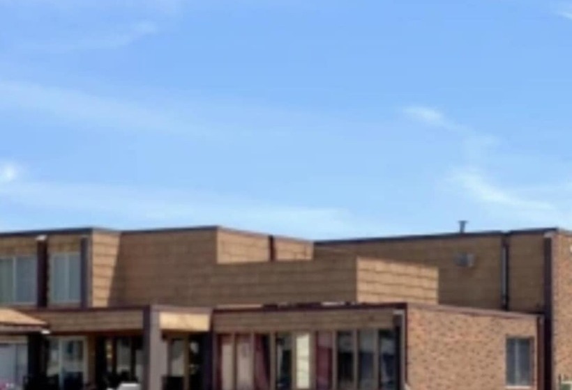 Hostel J E Hotel & Suites