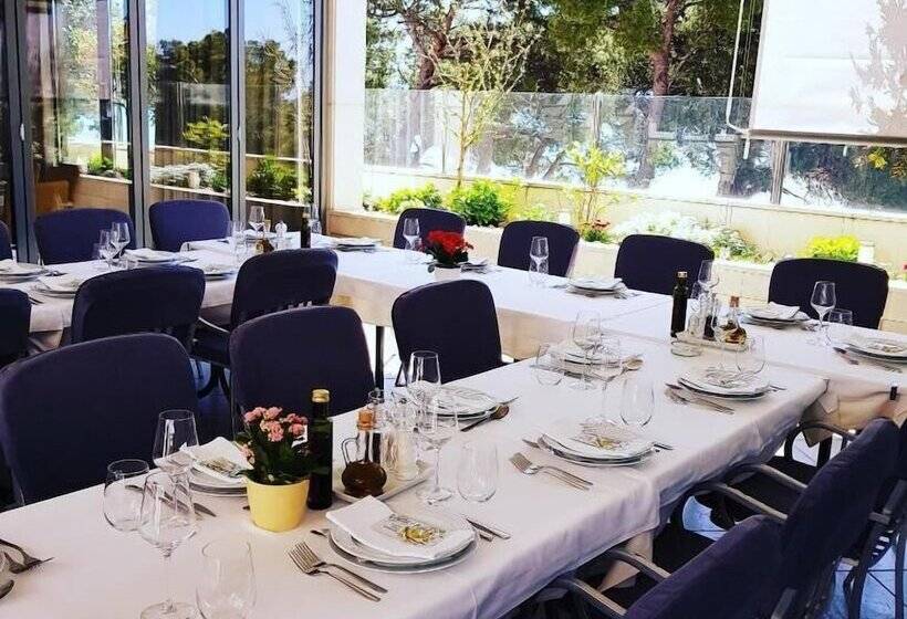 住宿加早餐  Rogač Rooms & Restaurant