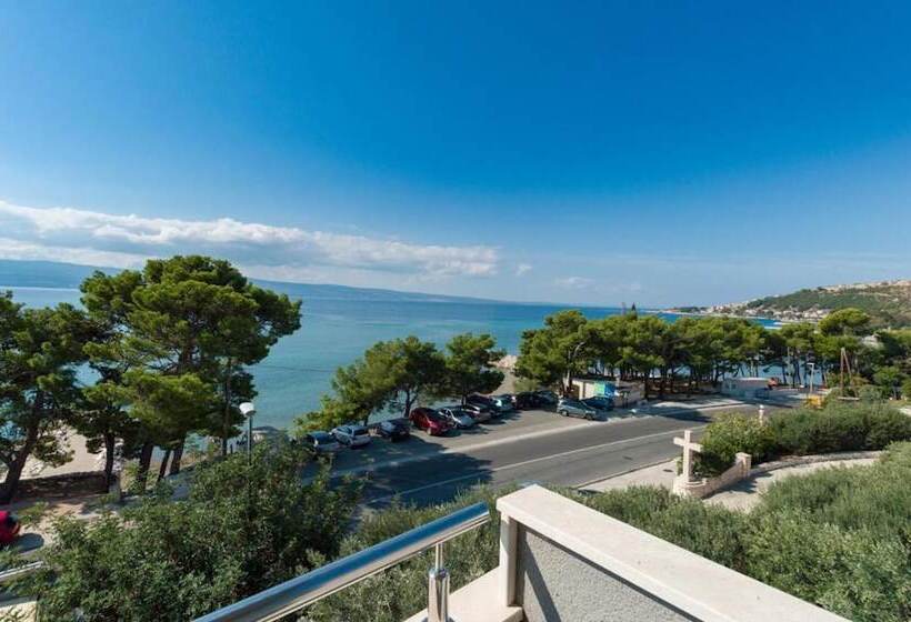 住宿加早餐  Rogač Rooms & Restaurant