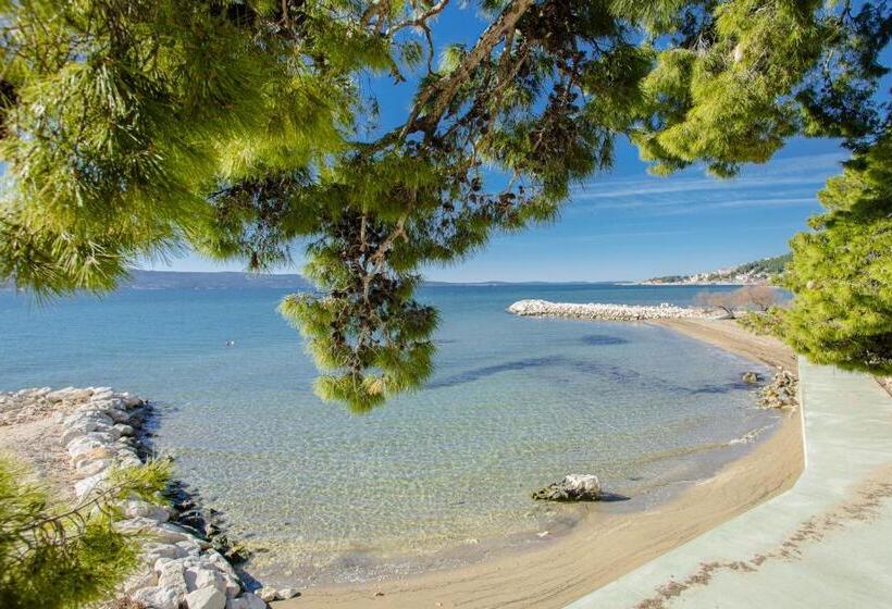 住宿加早餐  Rogač Rooms & Restaurant