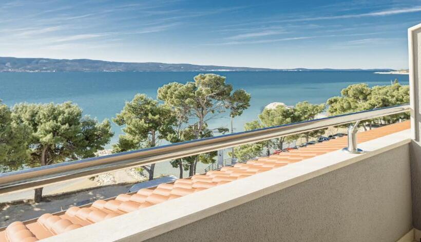 住宿加早餐  Rogač Rooms & Restaurant