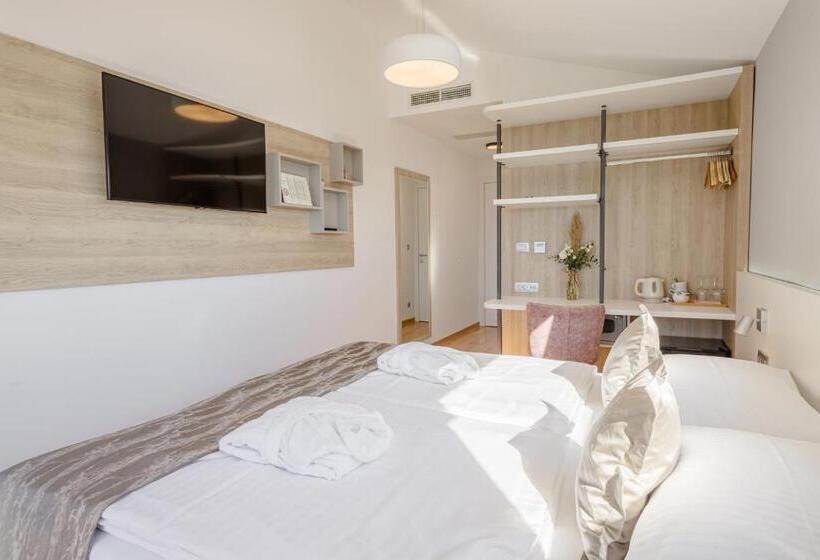 住宿加早餐  Rogač Rooms & Restaurant