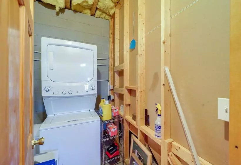 Blowing Rock Escape W/ Covered Deck & Fire Pit