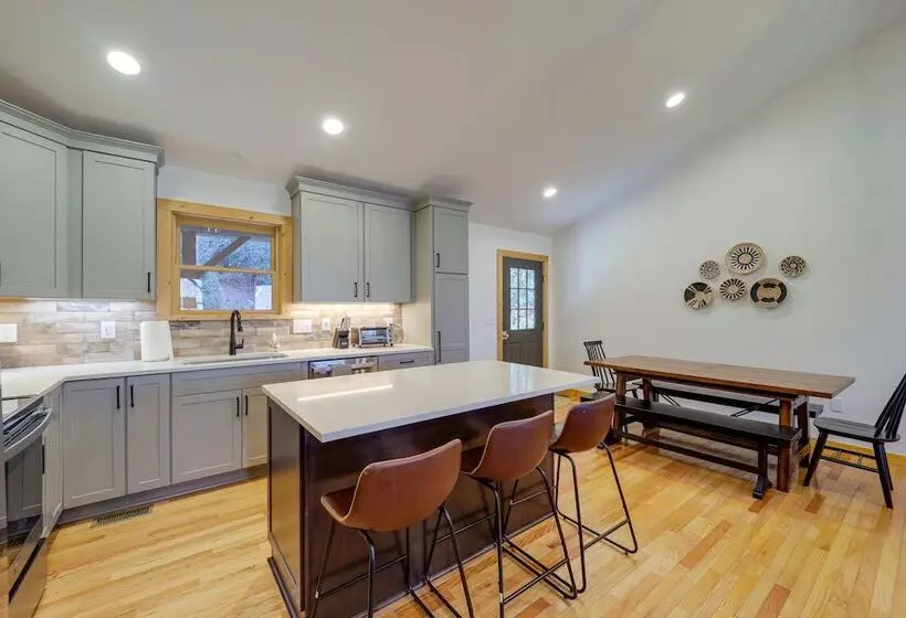 Blowing Rock Escape W/ Covered Deck & Fire Pit