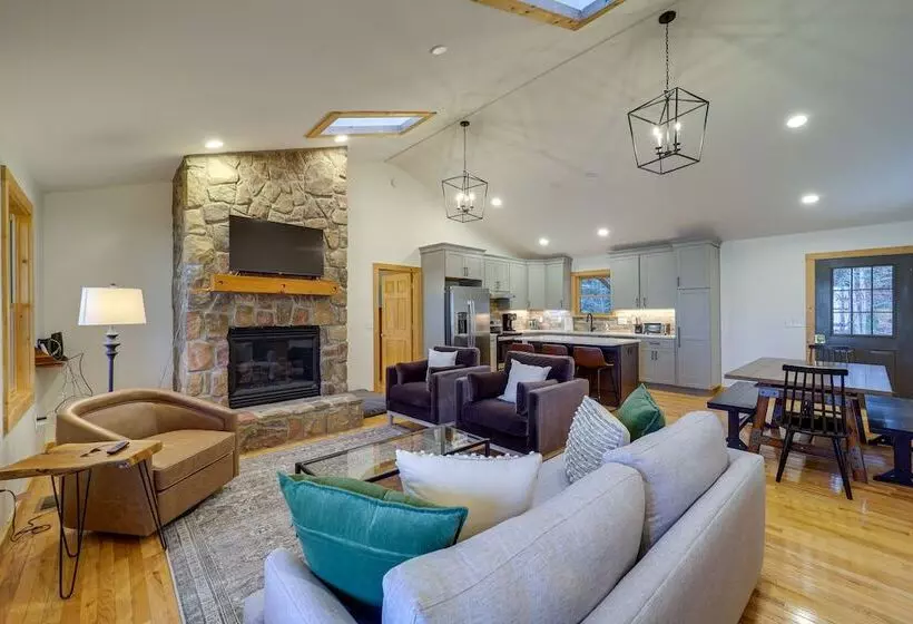 Blowing Rock Escape W/ Covered Deck & Fire Pit