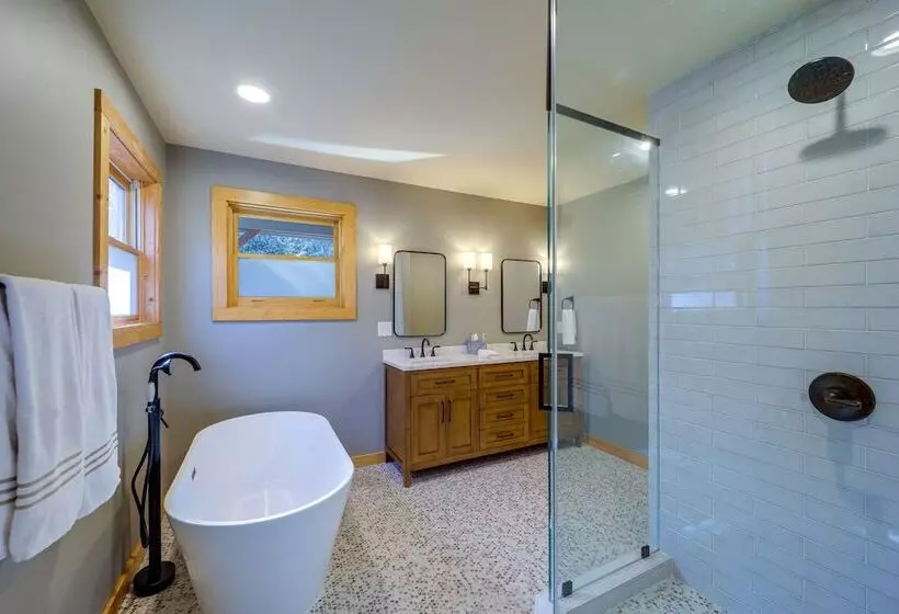 Blowing Rock Escape W/ Covered Deck & Fire Pit