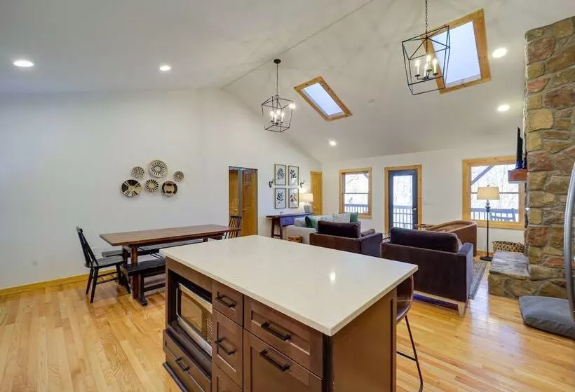 Blowing Rock Escape W/ Covered Deck & Fire Pit