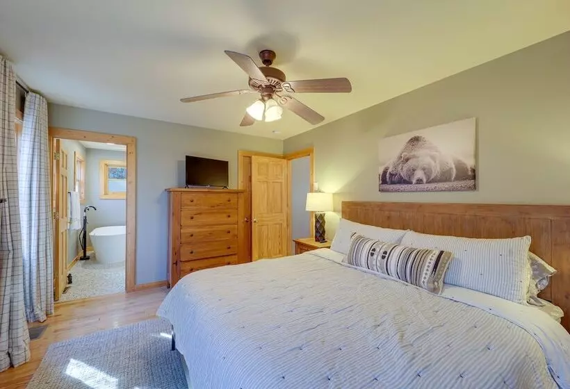 Blowing Rock Escape W/ Covered Deck & Fire Pit