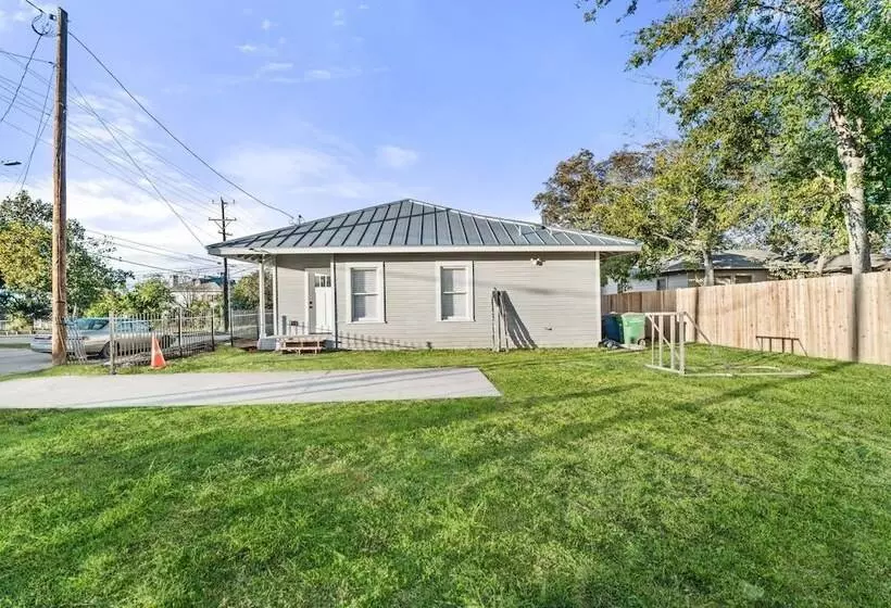 Bold Bright 4br/3.5full Baths Near Riverwalk Dtown