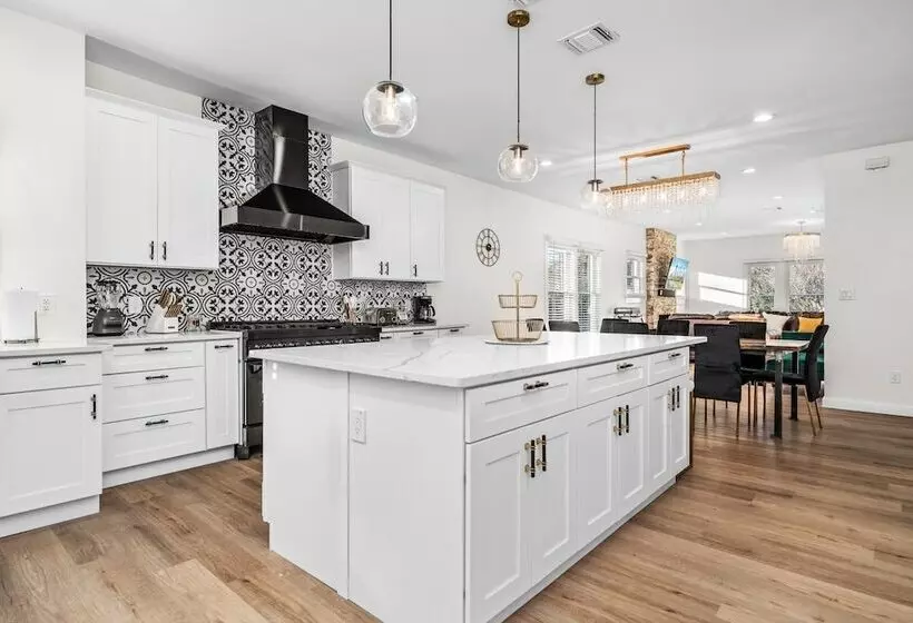 Bold Bright 4br/3.5full Baths Near Riverwalk Dtown