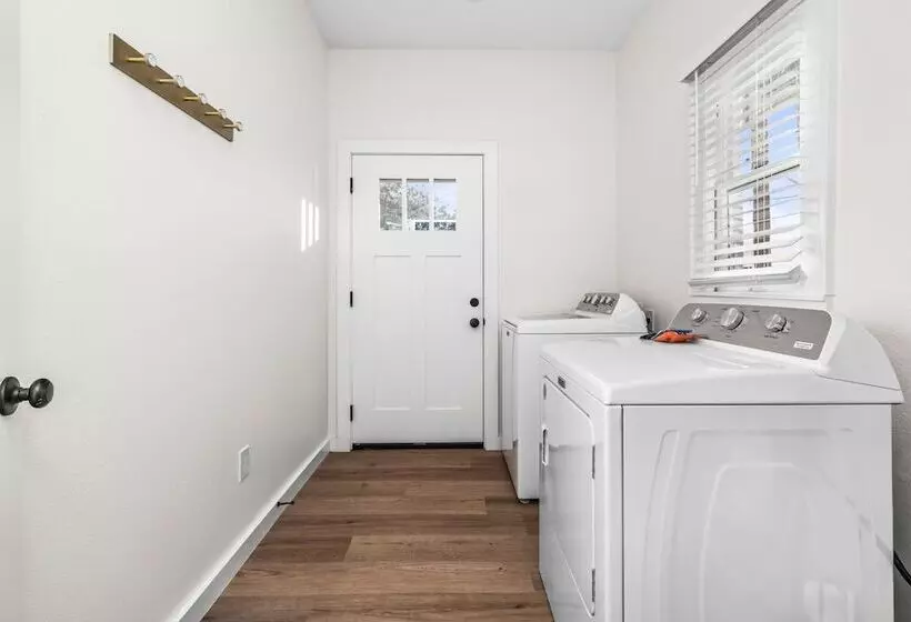 Bold Bright 4br/3.5full Baths Near Riverwalk Dtown