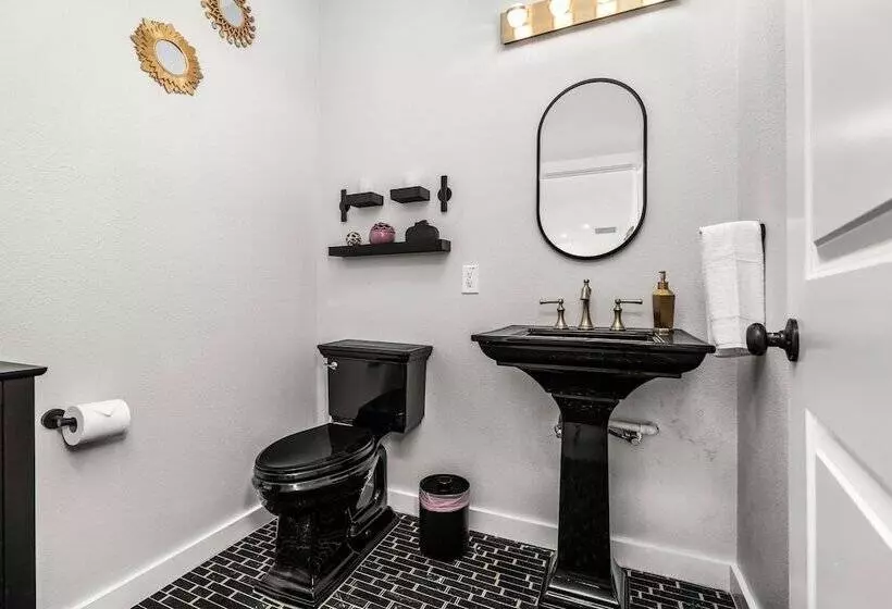 Bold Bright 4br/3.5full Baths Near Riverwalk Dtown