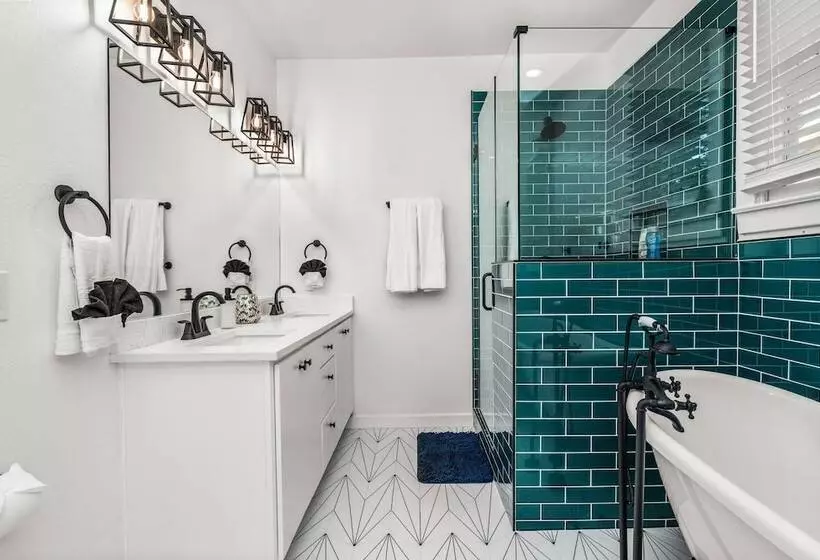 Bold Bright 4br/3.5full Baths Near Riverwalk Dtown