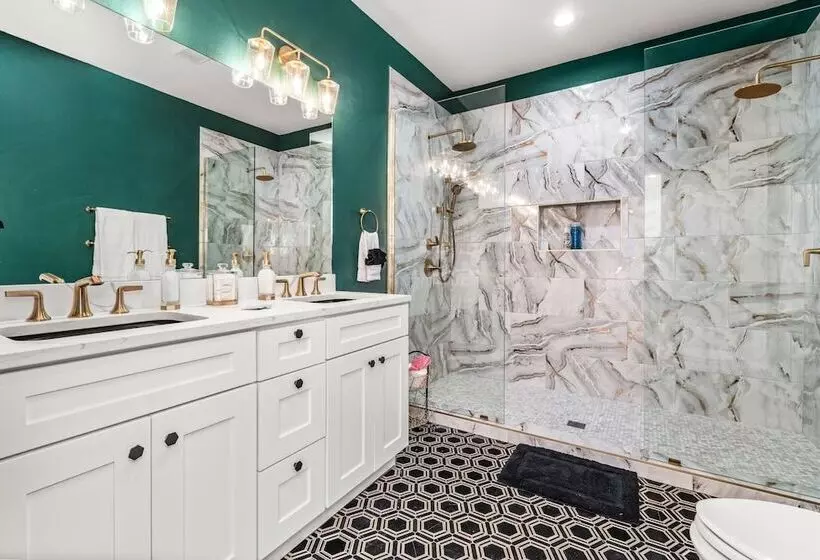 Bold Bright 4br/3.5full Baths Near Riverwalk Dtown