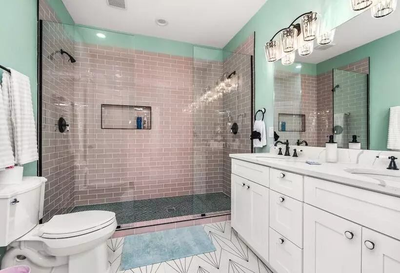 Bold Bright 4br/3.5full Baths Near Riverwalk Dtown