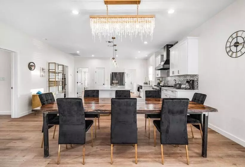 Bold Bright 4br/3.5full Baths Near Riverwalk Dtown