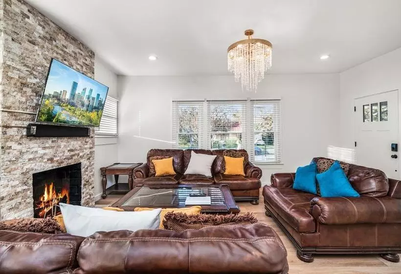 Bold Bright 4br/3.5full Baths Near Riverwalk Dtown