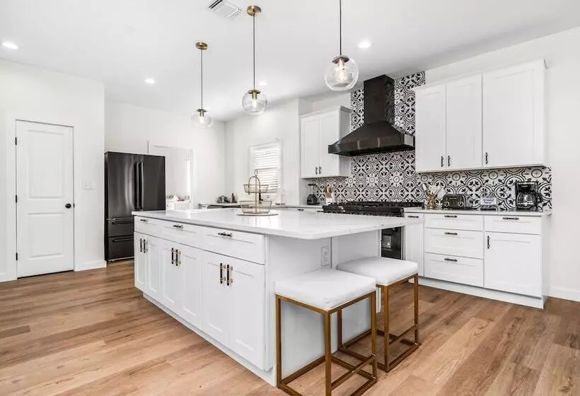 Bold Bright 4br/3.5full Baths Near Riverwalk Dtown