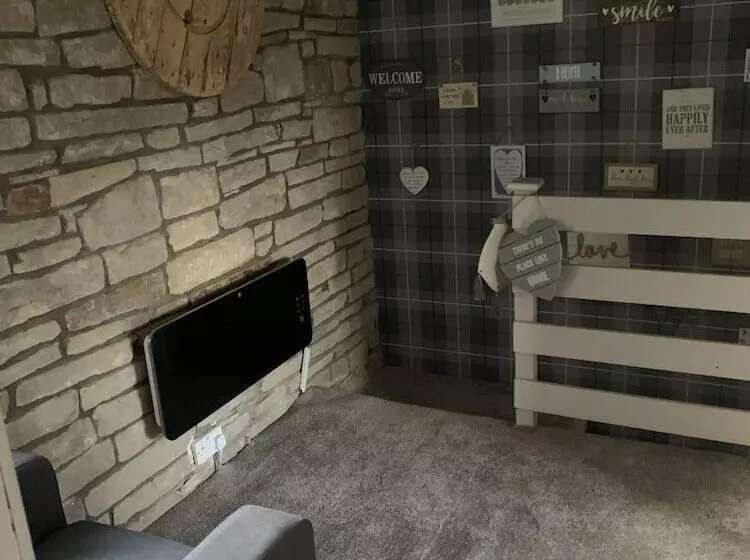 Captivating 1 Bed Cottage In Halifax