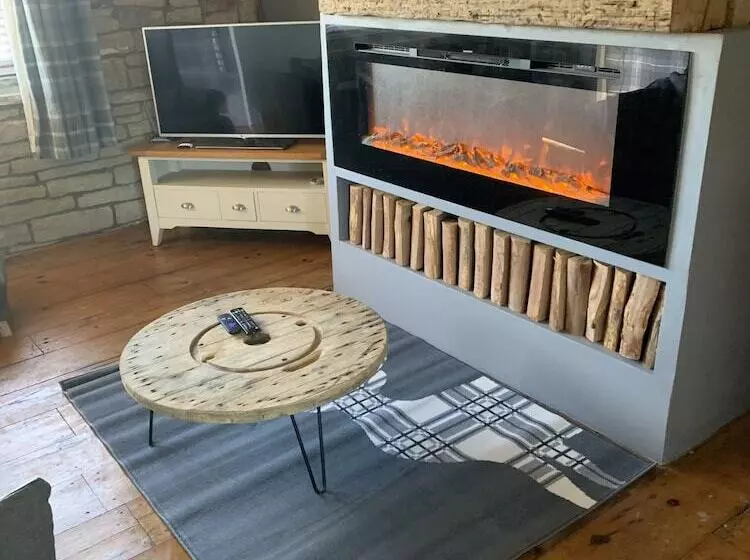 Captivating 1 Bed Cottage In Halifax