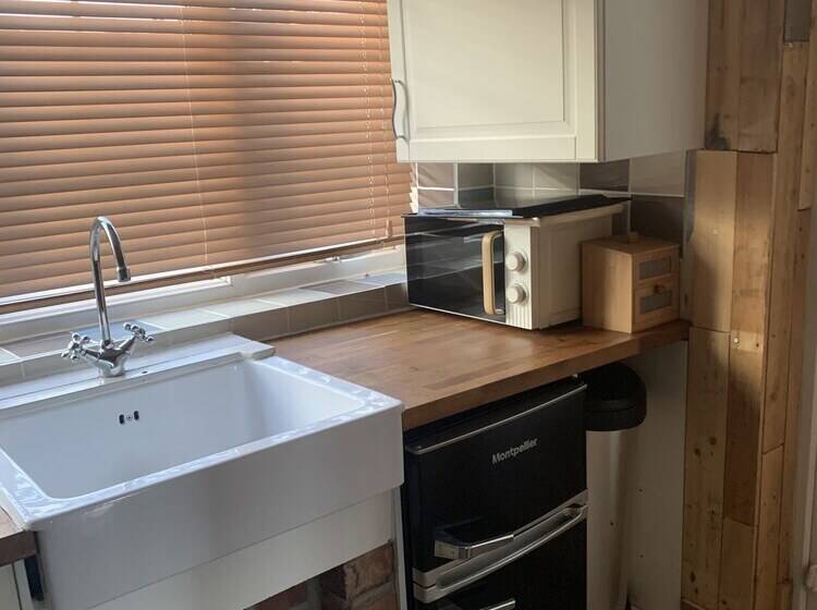 Captivating 1 Bed Cottage In Halifax