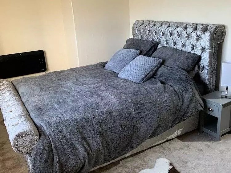 Captivating 1 Bed Cottage In Halifax