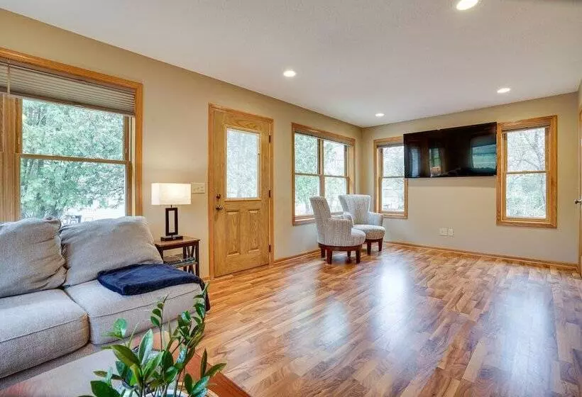Family Friendly Home In Pepin: Walk To Main St!