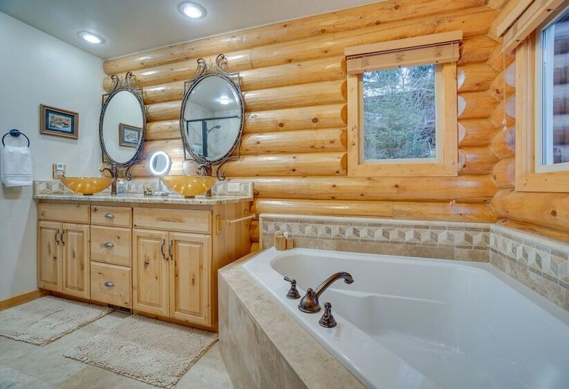 Family Friendly Mccall Cabin W/ Private Hot Tub!