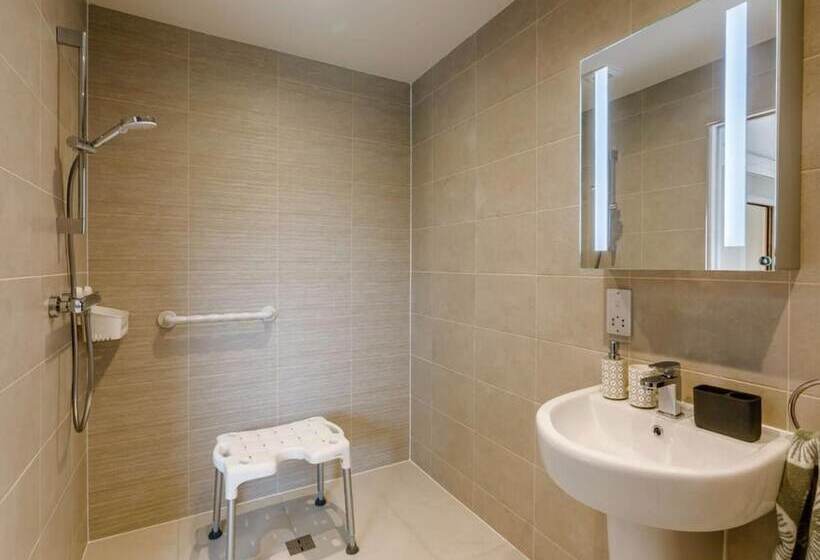 Fawn Cottage Disabled Adapted 3 Bedroom Hot Tub