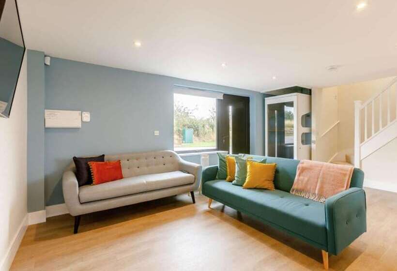 Fawn Cottage Disabled Adapted 3 Bedroom Hot Tub