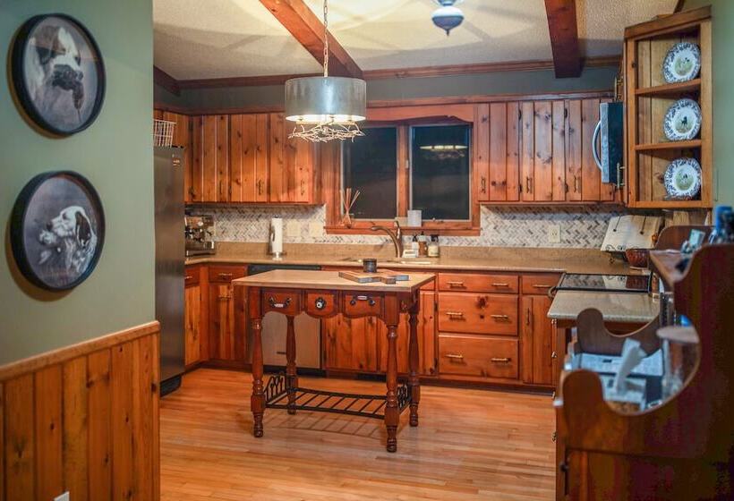 Highlands Haven: Fireplace, Deck & Mountain Views!