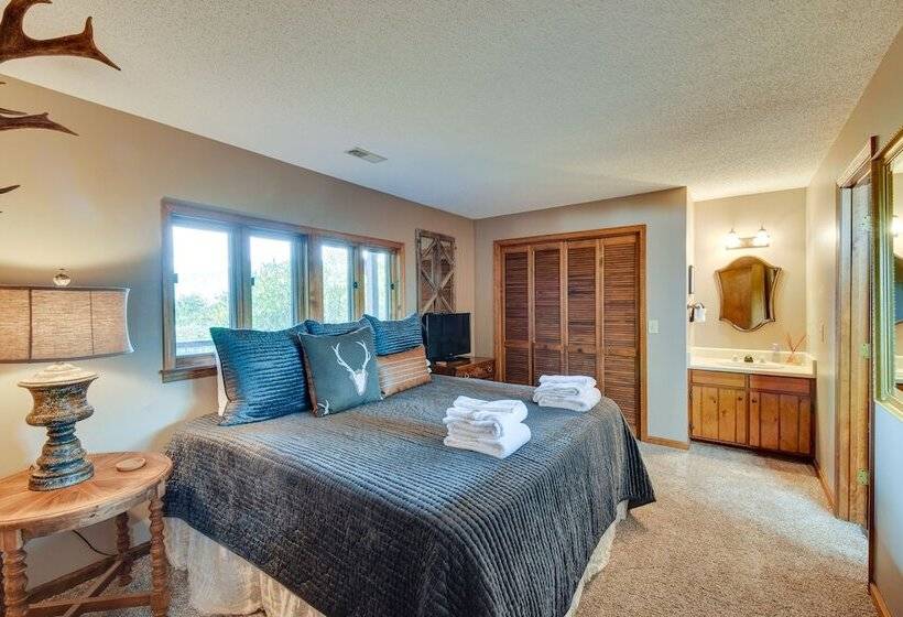 Highlands Haven: Fireplace, Deck & Mountain Views!