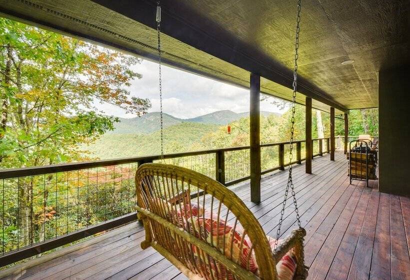 Highlands Haven: Fireplace, Deck & Mountain Views!