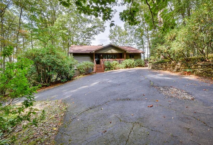 Highlands Haven: Fireplace, Deck & Mountain Views!