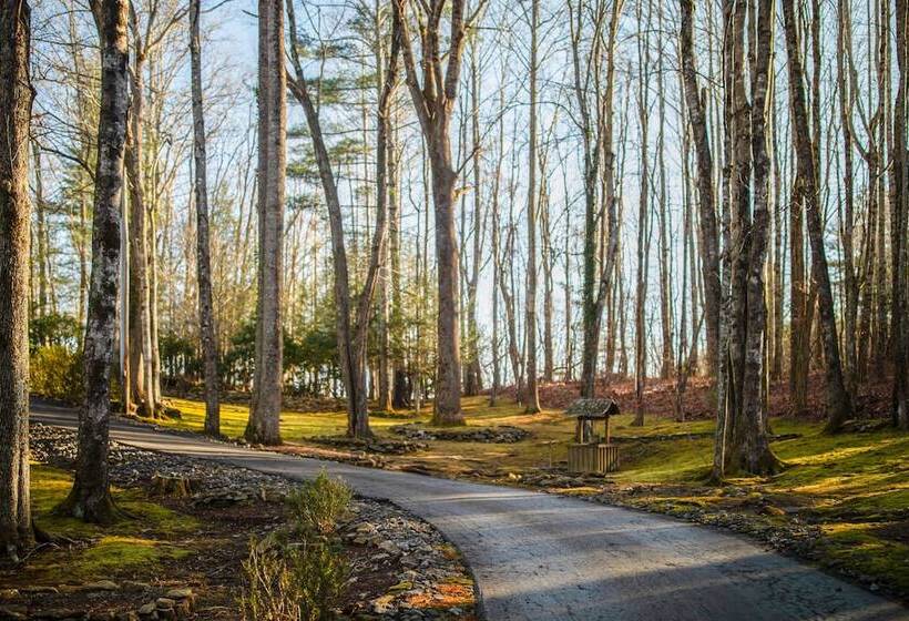 Highlands Haven: Fireplace, Deck & Mountain Views!