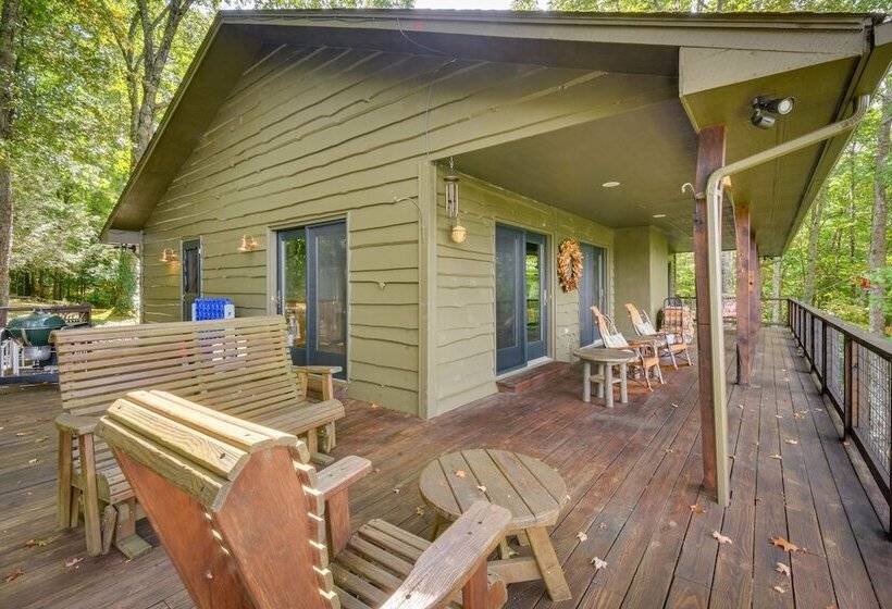 Highlands Haven: Fireplace, Deck & Mountain Views!