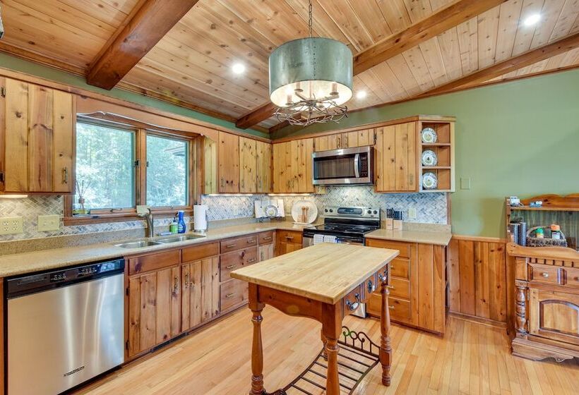 Highlands Haven: Fireplace, Deck & Mountain Views!