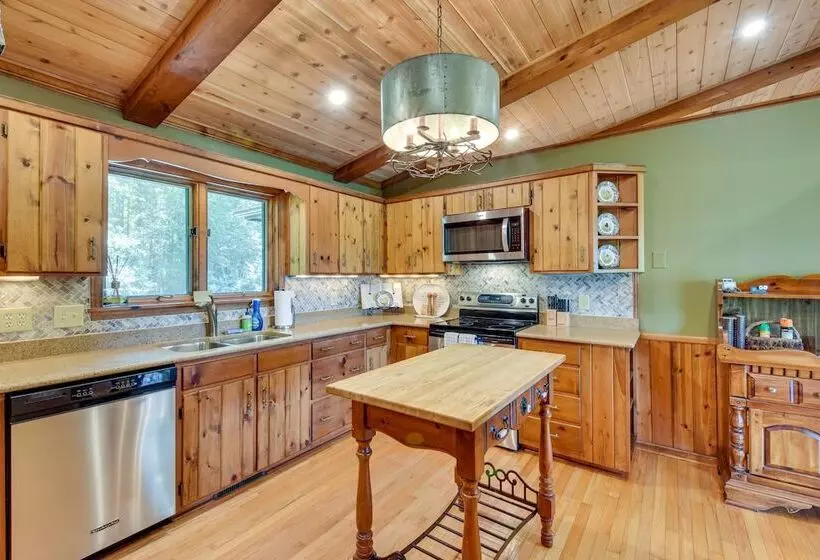 Highlands Haven: Fireplace, Deck & Mountain Views!
