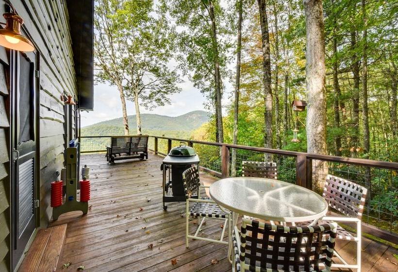 Highlands Haven: Fireplace, Deck & Mountain Views!