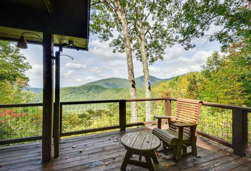 Highlands Haven: Fireplace, Deck & Mountain Views!