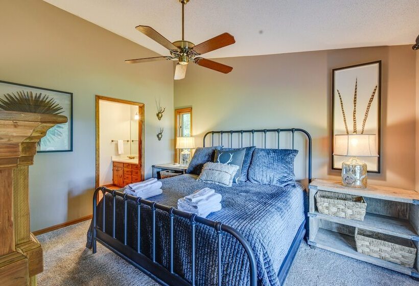 Highlands Haven: Fireplace, Deck & Mountain Views!